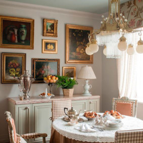 Εικόνες σε επιχρυσωμένα κουφώματα στην κουζίνα ενός διαμερίσματος πόλης