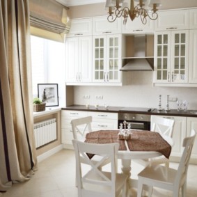 Ρωμαϊκή κουρτίνα στο παράθυρο της κουζίνας