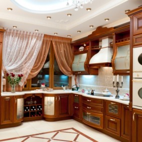 Καφέ κουρτίνες στο παράθυρο της κουζίνας