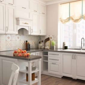 Γαλλική κουρτίνα στο παράθυρο της κουζίνας