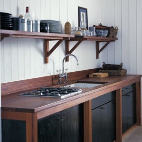 Bucătărie din lemn fără dulapuri agățate