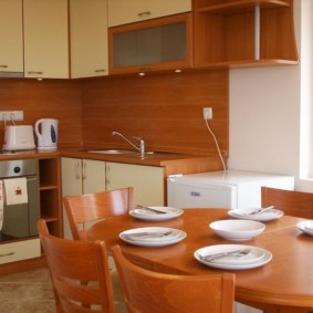 Farfurii albe pe masa de luat masa