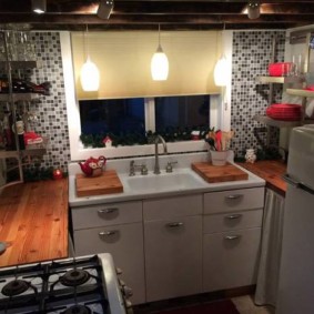 Jaluzelele de pe geamul bucătăriei