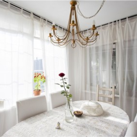 Decor cu tul din zona de luat masa din bucătărie