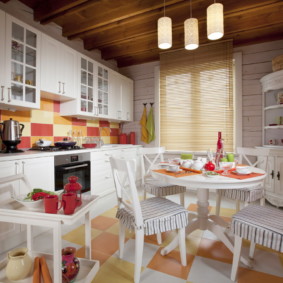 Mobilier alb într-o bucătărie rustică