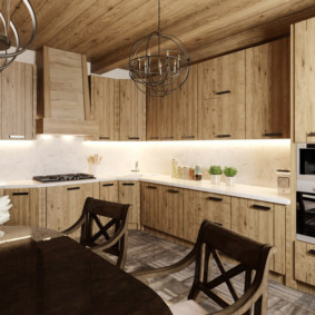 Hota din lemn în casca de colț