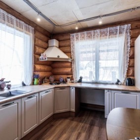 Perdele transparente pe ferestrele bucătăriei