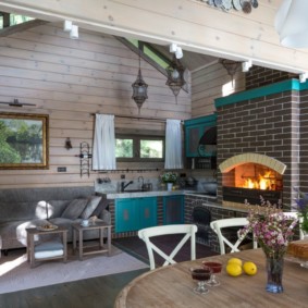 Șemineu din cărămidă într-o casă rustică