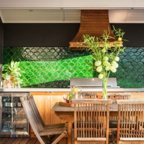 Zona de luat masa pe terasa de vară