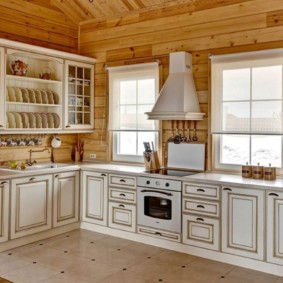Suită clasică în bucătăria cabinei de bușteni