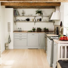 Bucătărie mică cu set în formă de L