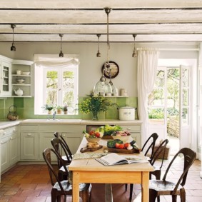 Bucătărie luminoasă cu ușă spre grădină