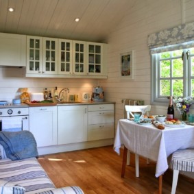 Bucătărie cu canapea într-o casă din lemn