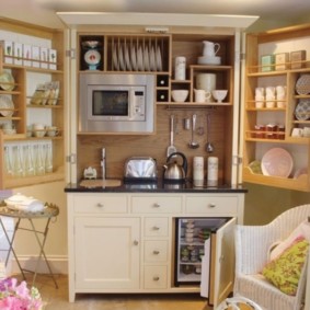 Dulap de bucătărie cu uși cu balamale