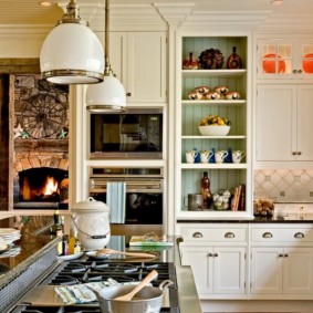 Bucătărie cu zonă de lucru în insulă