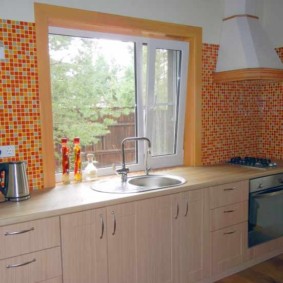 Zona de lucru pentru bucătărie de-a lungul peretelui cu o fereastră