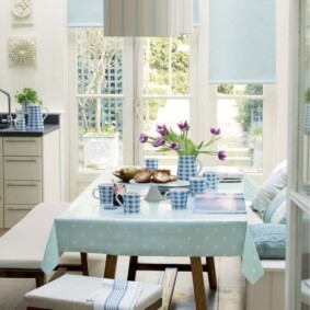 Pânză de ulei albastră cu mazăre albă