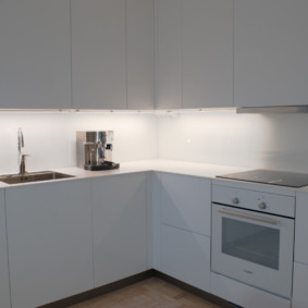 Φωτισμός του χώρου εργασίας της γωνιακής κουζίνας