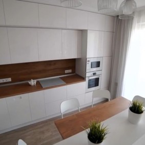 Λευκές προσόψεις κουζίνας χωρίς λαβές