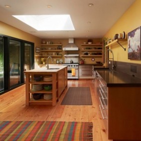 Una alfombra estrecha entre los auriculares y la isla.