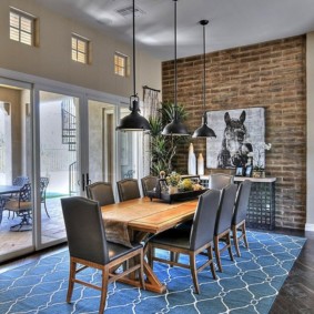 Mesa de comedor de madera natural.