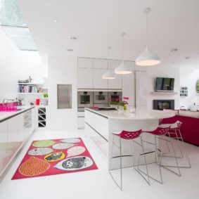 Amplia cocina minimalista.