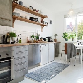 Estantes de madera para utensilios de cocina.