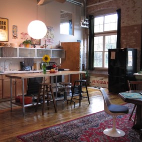 Alfombra india en la cocina-comedor