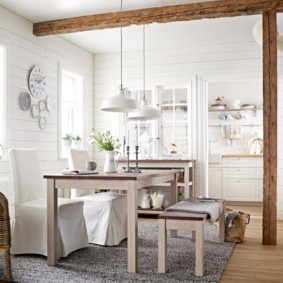 Mostrador de madera en la cocina de una casa privada.