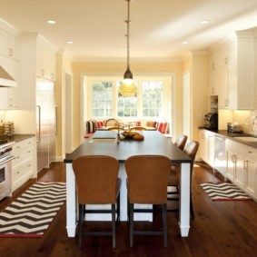 Patrón geométrico en alfombras pequeñas.