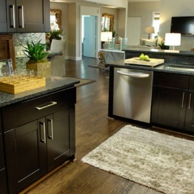 Puertas negras de muebles de cocina.