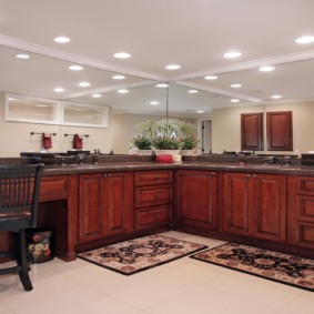 Techo blanco con luces integradas.