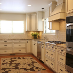 Conjunto en forma de U con molduras en las fachadas