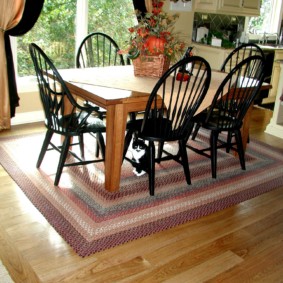 Sillas de madera negras