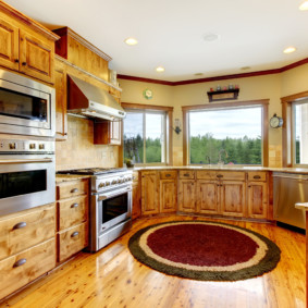 Piso de madera en la cocina con ventanal