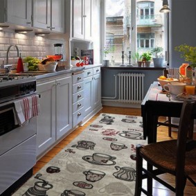 Dibujos sobre una alfombra sintética