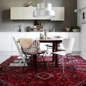 Capa de piel en una silla de alambre