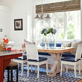 Mesa de comedor en la cocina de una casa de campo