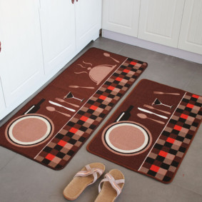 Zapatillas de casa cerca de alfombras de cocina