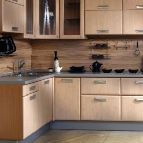 Tạp dề làm bằng các tấm nhiều lớp dưới mặt tiền của tai nghe