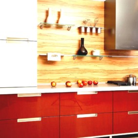 Mặt tiền màu đỏ và trắng của tai nghe tuyến tính