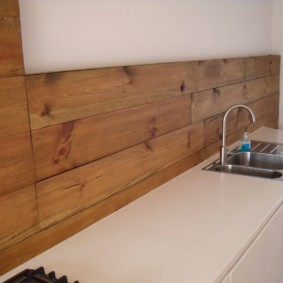 Tấm gỗ trên tạp dề nhà bếp