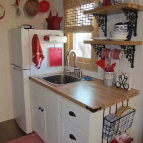 Buka rak dengan perkakas dapur