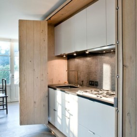 Suite putih di dalam kabinet dapur