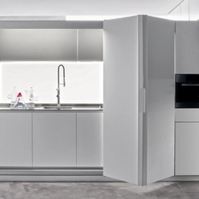 Dapur kecil di dalam almari dengan pintu akordion