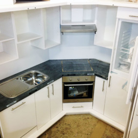 Dapur kecil dengan hob sudut