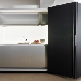 Pintu dapur hitam