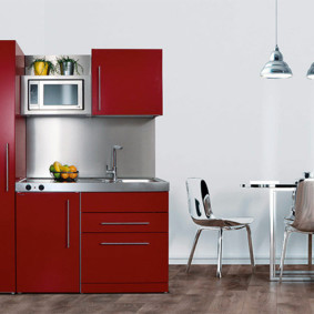 Dapur kecil Burgundy dengan ruang makan