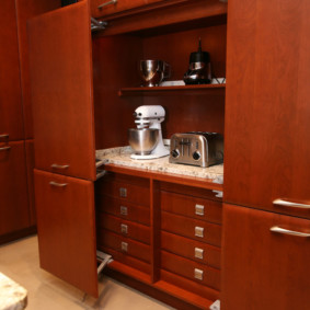 Pembakar MDF berlamina di atas meja kerja dapur