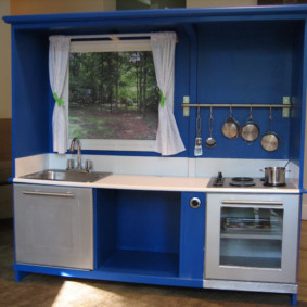 Dapur dapur modular dengan tingkap yang dicat